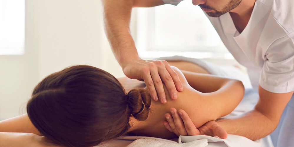 One of the effective ways to treat arthrosis of the shoulder joint is massage. 