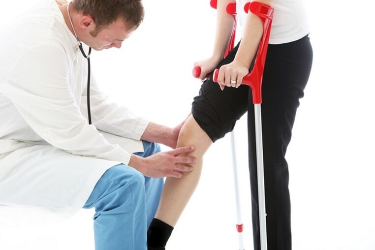 Inspection of a patient's knee with arthrosis of knee joint